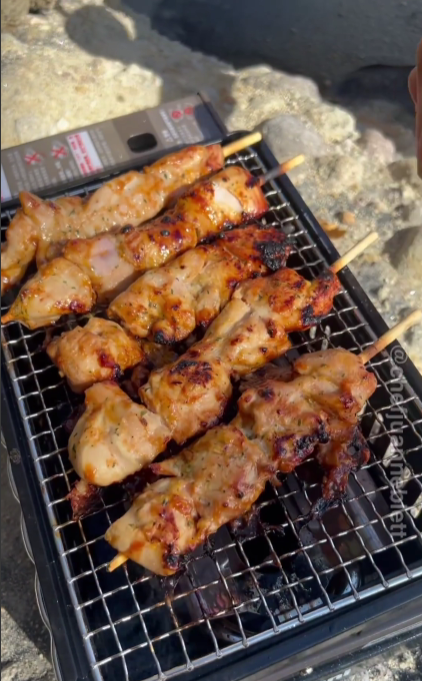 Brochetas de pollo a orilla de la playa