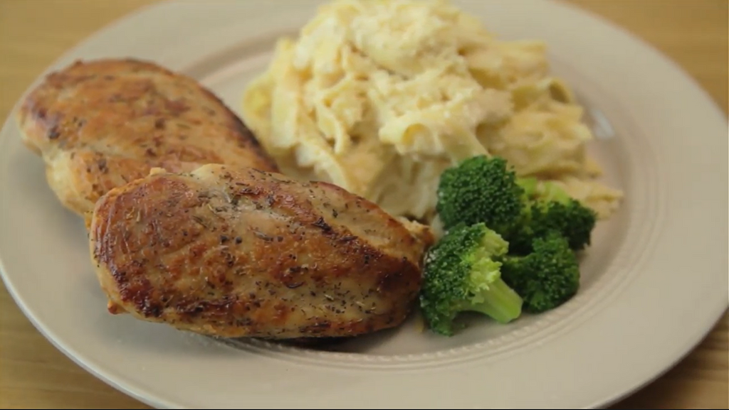 Pechugas de pollo con pasta Alfredo