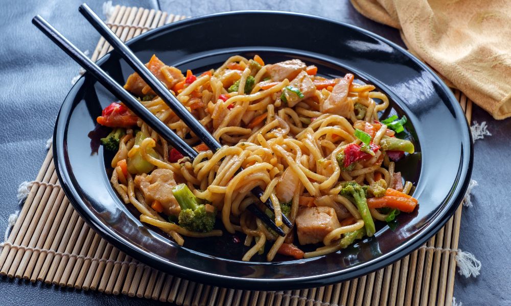 Receta de Chow Mein con Pollo Fácil y Rápida